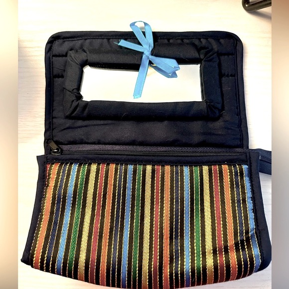 YOUNG LIVING Essential Oils + Small Makeup/Accessories Pouch - Picture 2 of 2